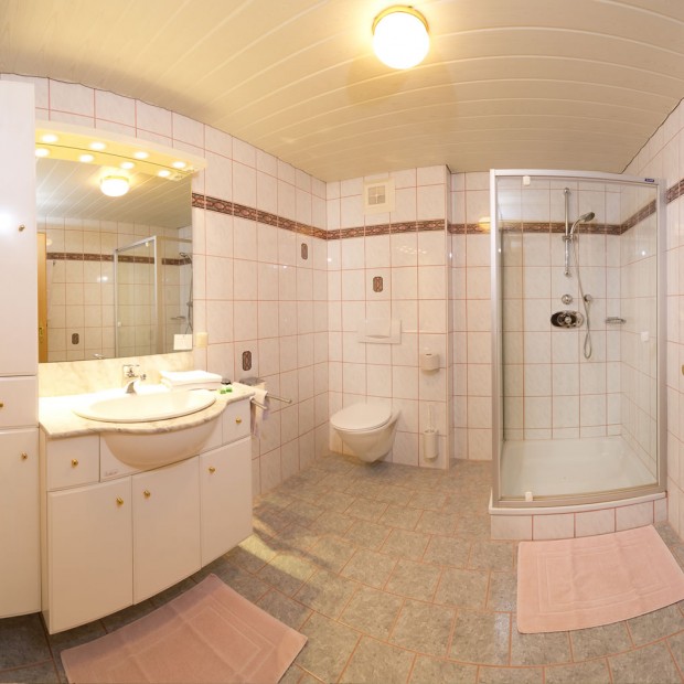 Geräumiges Badezimmer