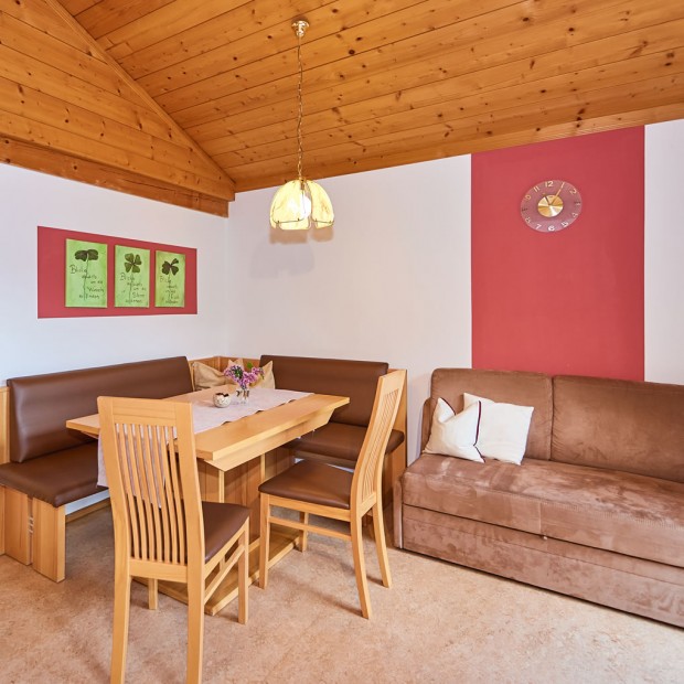 Küche mit gemütlicher Couch im Appartement 2
