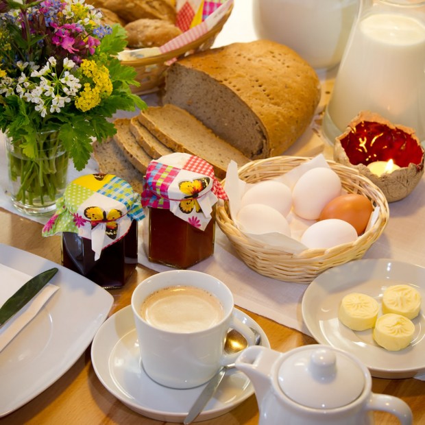 Reichhaltiges Frühstück mit vielen hofeigenen Produkten