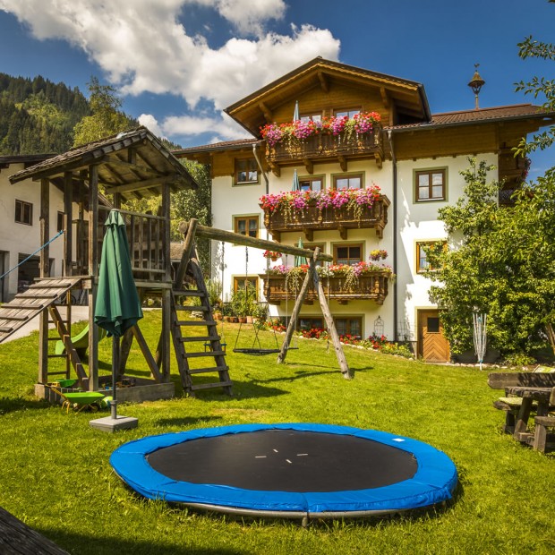 Großzügig angelegter Kinderspielplatz für kleine Gäste im Hinterhub