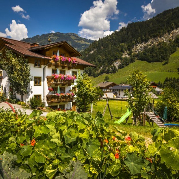 Hochbett beim Bauernhof Hinterhub mit Blick auf Bauernhaus und Kinderspielplatz