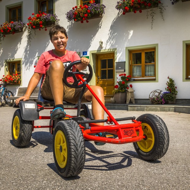 Go-Kart fahren im großzügigen Freigelände beim Hinterhub in Großarl