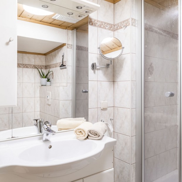 Helles Badezimmer mit Dusche/WC und Waschbecken