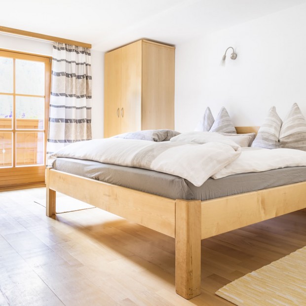 Schlafzimmer mit Doppelbett 