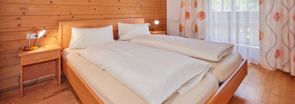 Gemütliches Schlafzimmer mit Doppelbett und Sitzecke