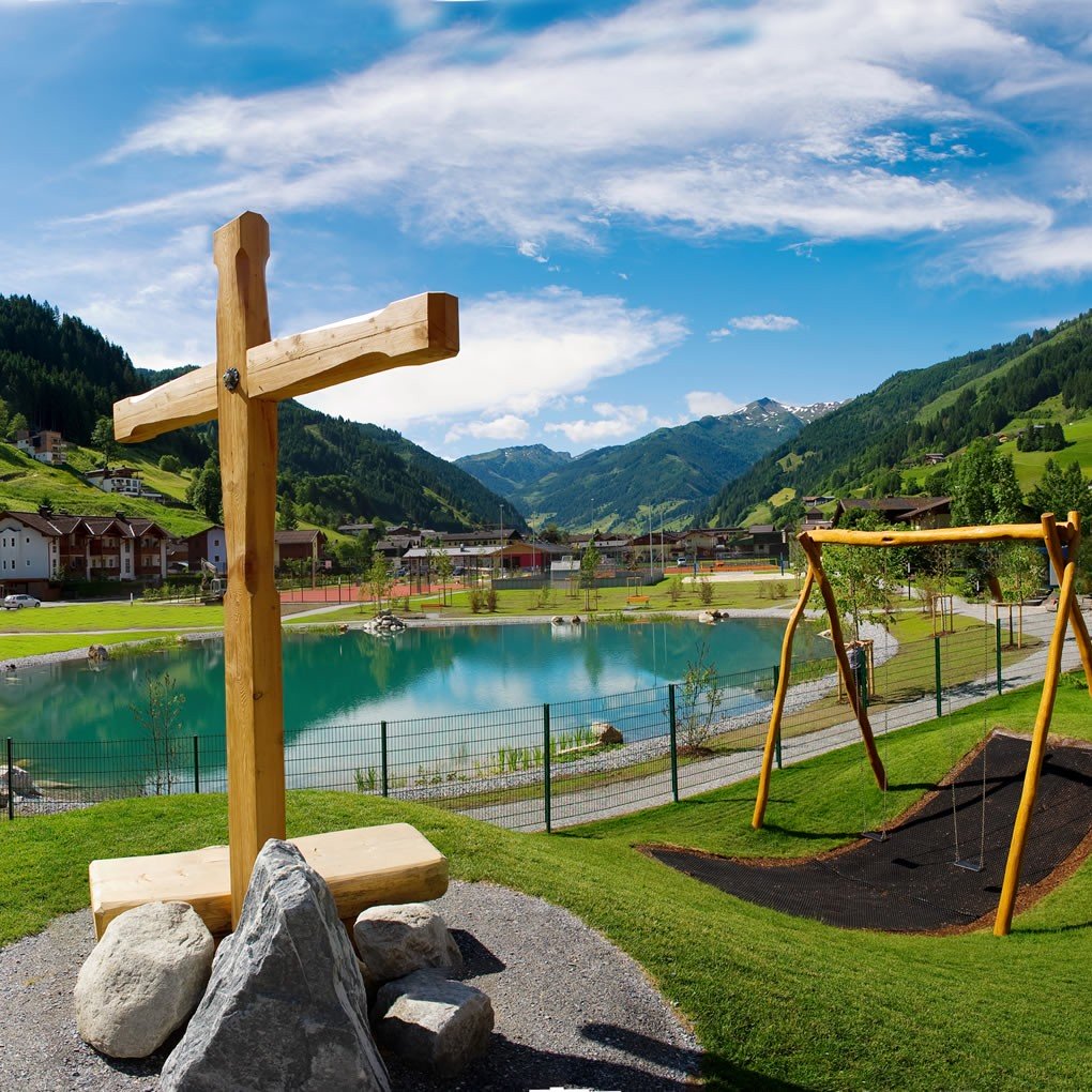 See, Kletterelemente un Schaukeln am Abenteuerspielplatz "Rucki Zucki's Gaudi Alm" © Tourismusverband Großarltal